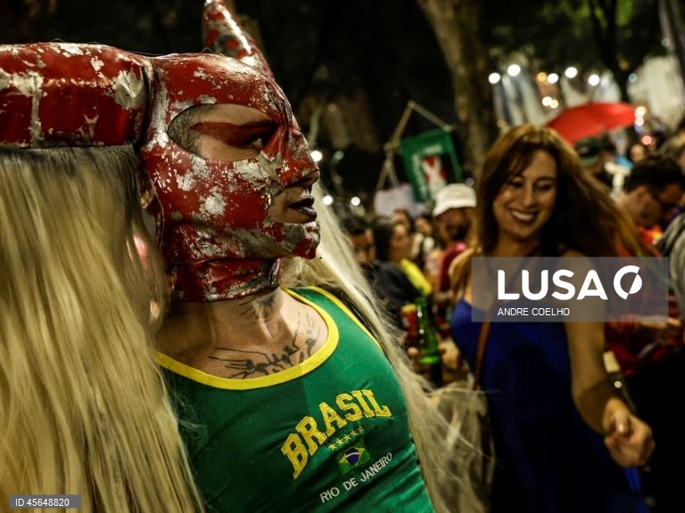 Pessoas tocam música e dançam enquanto comemoram a condenação do ex-presidente brasileiro Jair Bolsonaro no Rio de Janeiro, Brasil. Bolsonaro foi condenado pelo Supremo Tribunal Federal a 27 anos e três meses de prisão por conspirar contra a ordem democrática após sua derrota nas eleições de 2022 contra o atual presidente Luiz Inácio Lula da Silva.  