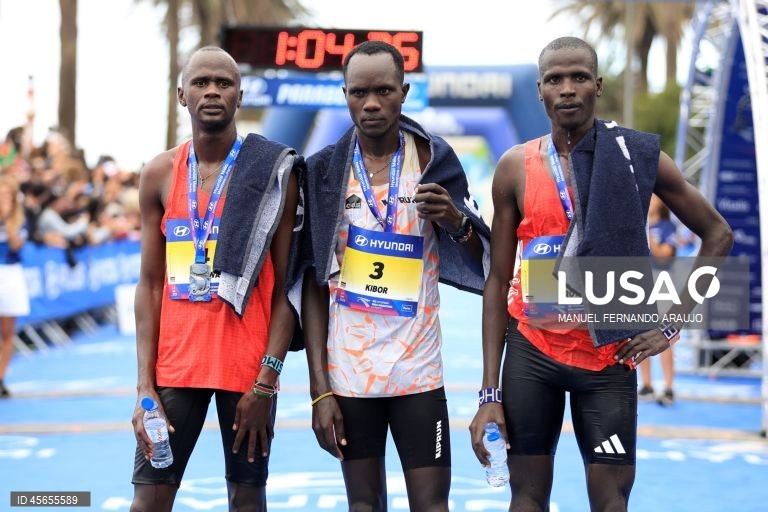 Simon Maiywa (2º Classificado), Brian Kibor (1º Classificado) e Johana Erot (3º classificado) no final da 18ª edição da Meia Maratona do Porto, 14 Setembro de 2025.  MANUEL FERNANDO ARAUJO/LUSA