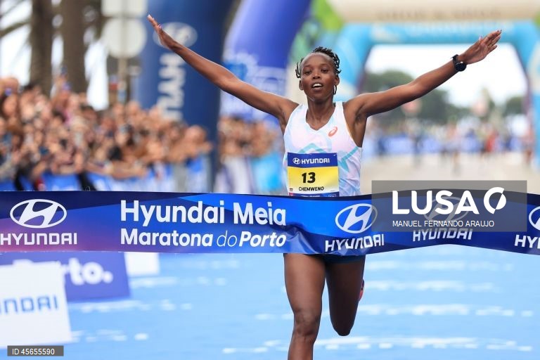 A vencedora Cynthia Chemweno à chegada à meta  durante a 18ª edição da Meia Maratona do Porto, 14 Setembro de 2025.  MANUEL FERNANDO ARAUJO/LUSA