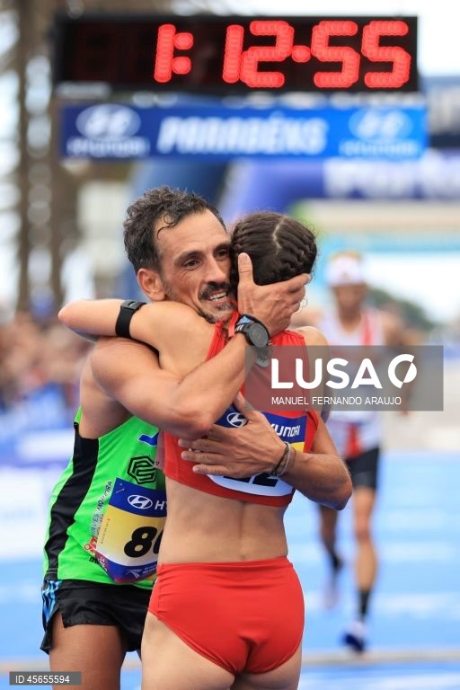 A melhor classificada portuguesa, Vanessa Carvalho, à chegada à meta  durante a 18ª edição da Meia Maratona do Porto, 14 Setembro de 2025.  MANUEL FERNANDO ARAUJO/LUSA
