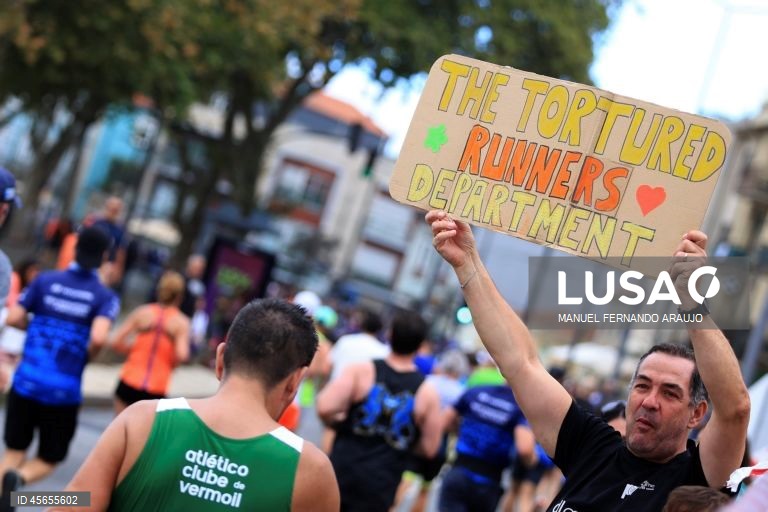 Participantes durante a 18ª edição da Meia Maratona do Porto, 14 Setembro de 2025.  MANUEL FERNANDO ARAUJO/LUSA