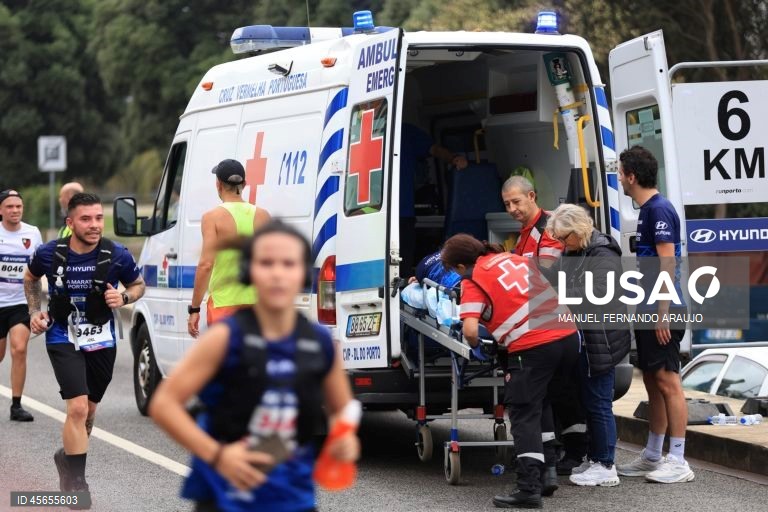 Assistência médica a participantes durante a 18ª edição da Meia Maratona do Porto, 14 Setembro de 2025.  MANUEL FERNANDO ARAUJO/LUSA