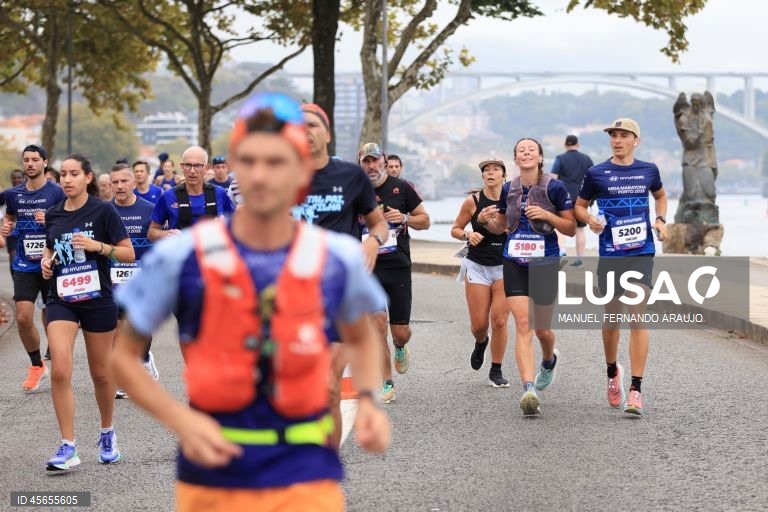 Participantes durante a 18ª edição da Meia Maratona do Porto, 14 Setembro de 2025.  MANUEL FERNANDO ARAUJO/LUSA