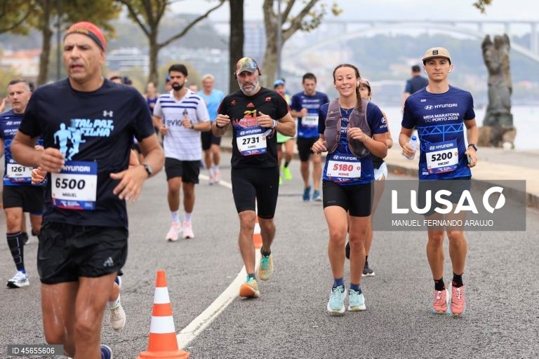 Participantes durante a 18ª edição da Meia Maratona do Porto, 14 Setembro de 2025.  MANUEL FERNANDO ARAUJO/LUSA