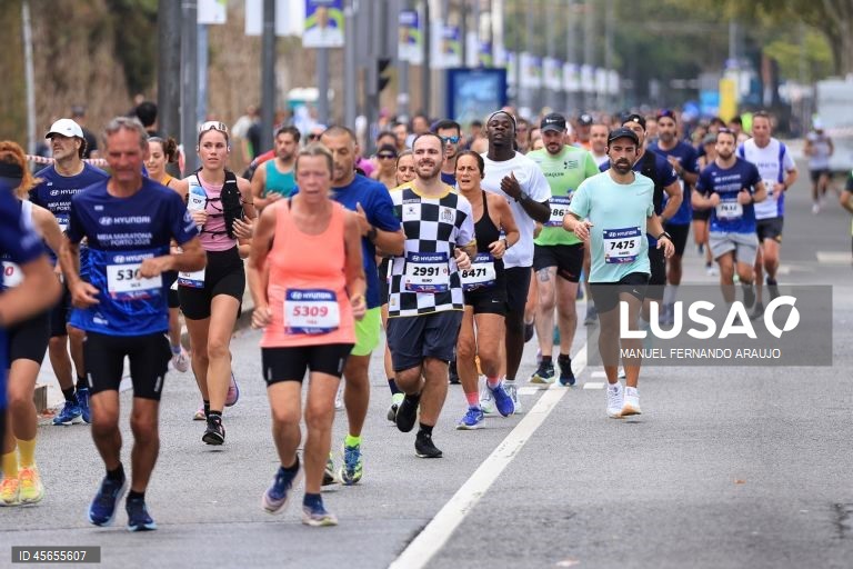 Participantes durante a 18ª edição da Meia Maratona do Porto, 14 Setembro de 2025.  MANUEL FERNANDO ARAUJO/LUSA