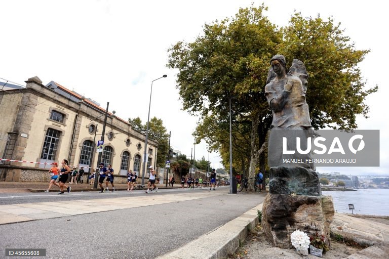 Participantes durante a 18ª edição da Meia Maratona do Porto, 14 Setembro de 2025.  MANUEL FERNANDO ARAUJO/LUSA