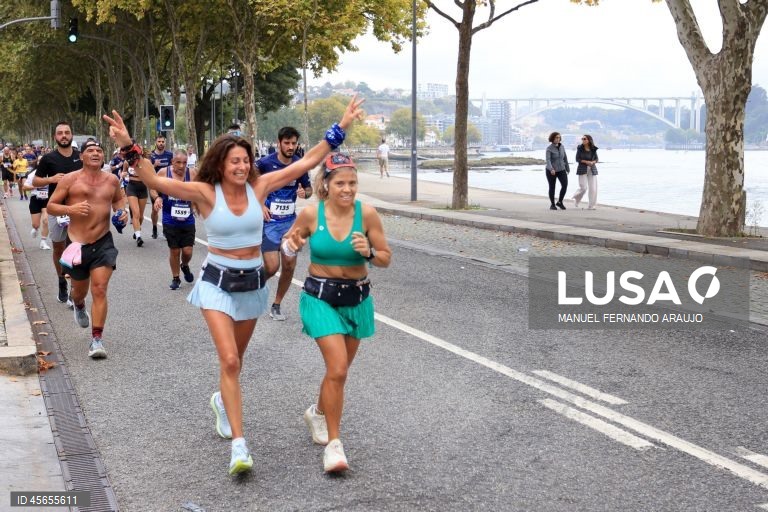 Participantes durante a 18ª edição da Meia Maratona do Porto, 14 Setembro de 2025.  MANUEL FERNANDO ARAUJO/LUSA