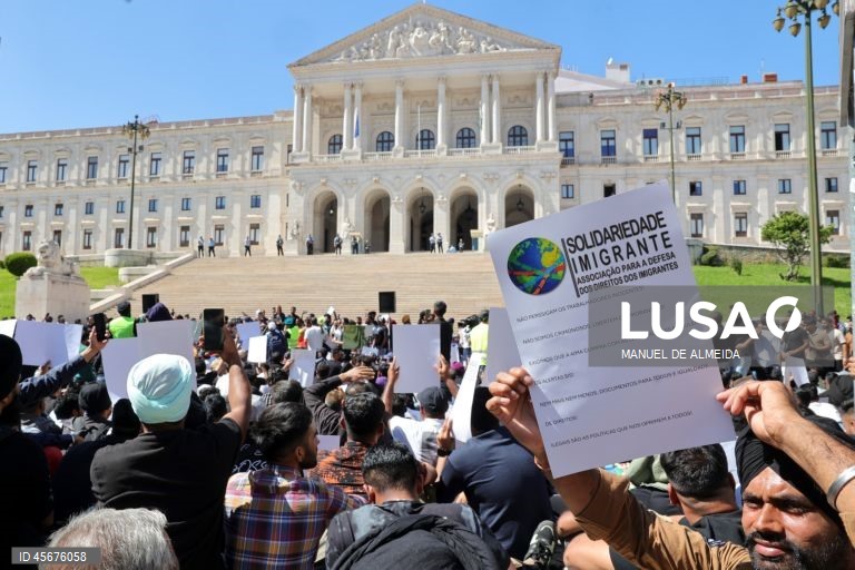 Manifestação nacional de imigrantes em frente à Assembleia da República