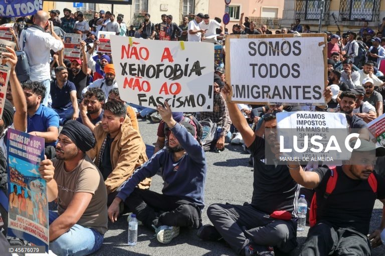 Manifestação nacional de imigrantes em frente à Assembleia da República