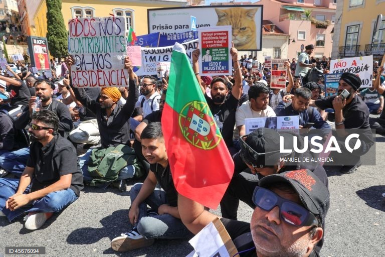 Manifestação nacional de imigrantes em frente à Assembleia da República