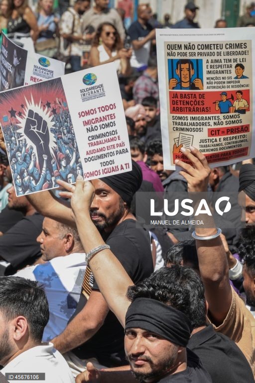 Manifestação nacional de imigrantes em frente à Assembleia da República