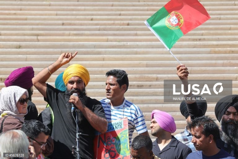 Manifestação nacional de imigrantes em frente à Assembleia da República
