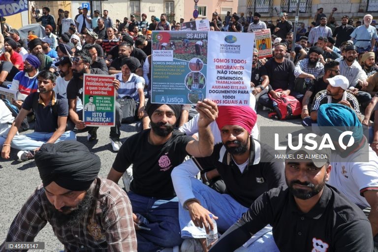 Manifestação nacional de imigrantes em frente à Assembleia da República