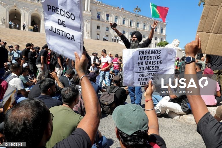 Manifestação nacional de imigrantes em frente à Assembleia da República