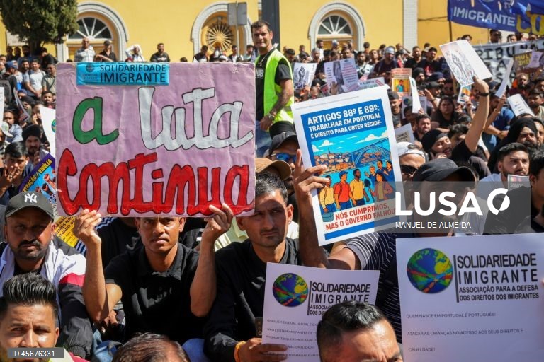 Manifestação nacional de imigrantes em frente à Assembleia da República