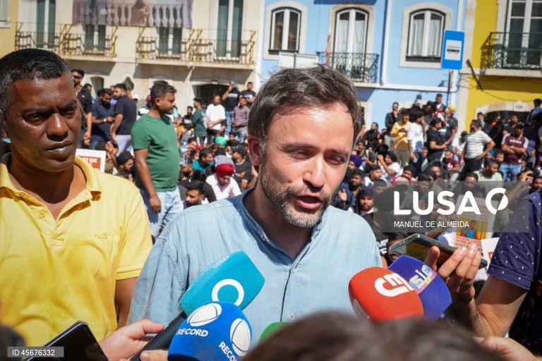 Manifestação nacional de imigrantes em frente à Assembleia da República