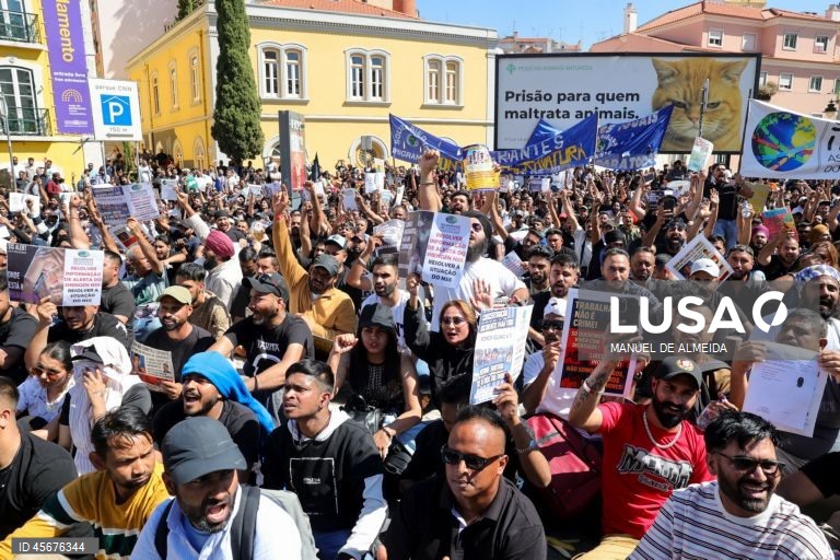 Manifestação nacional de imigrantes em frente à Assembleia da República