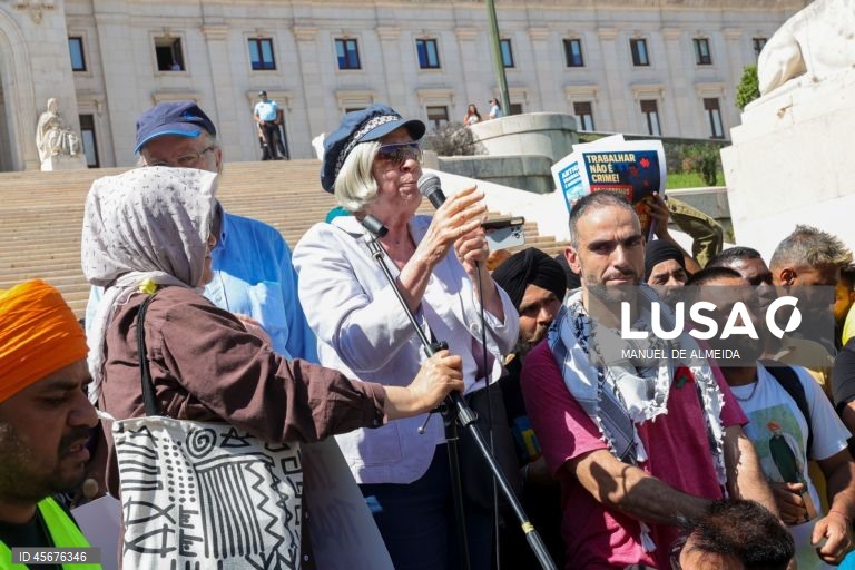 Manifestação nacional de imigrantes em frente à Assembleia da República