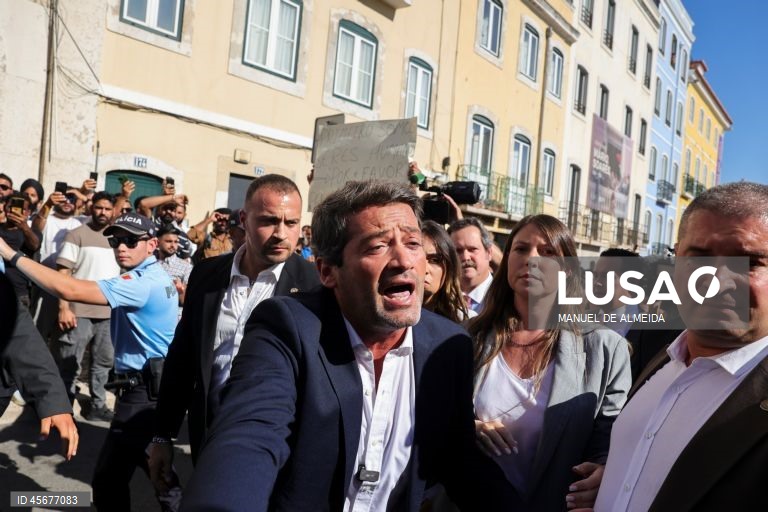 Manifestação nacional de imigrantes em frente à Assembleia da República