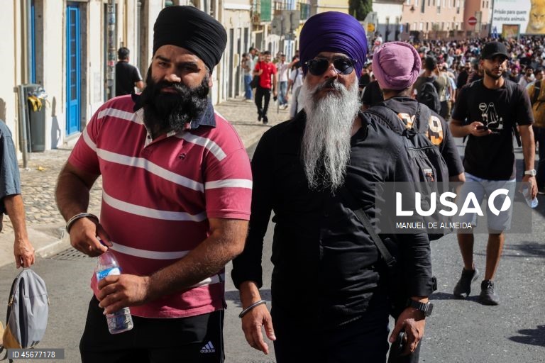 Manifestação nacional de imigrantes em frente à Assembleia da República