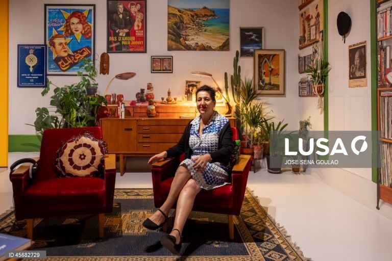 A fotógrafa argelina Zineb Sedira durante a visita guiada às três novas exposições do Centro de Arte Moderna (CAM) Gulbenkian, “Xerazade, a Coleção Interminável do CAM”, “Zineb Sedira. Standing Here Wondering Which Way to Go” e “Francisco Trêpa. Baile dos Bugalhos”, em Lisboa, 18 de setembro de 2025. JOSÉ SENA GOULÃO/LUSA