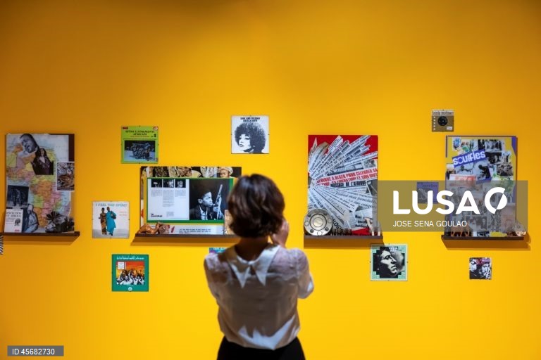 Visita guiada às três novas exposições do Centro de Arte Moderna (CAM) Gulbenkian, “Xerazade, a Coleção Interminável do CAM”, “Zineb Sedira. Standing Here Wondering Which Way to Go” e “Francisco Trêpa. Baile dos Bugalhos”, em Lisboa, 18 de setembro de 2025. JOSÉ SENA GOULÃO/LUSA