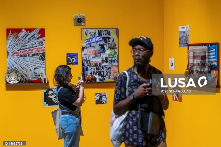 Visita guiada às três novas exposições do Centro de Arte Moderna (CAM) Gulbenkian, “Xerazade, a Coleção Interminável do CAM”, “Zineb Sedira. Standing Here Wondering Which Way to Go” e “Francisco Trêpa. Baile dos Bugalhos”, em Lisboa, 18 de setembro de 2025. JOSÉ SENA GOULÃO/LUSA