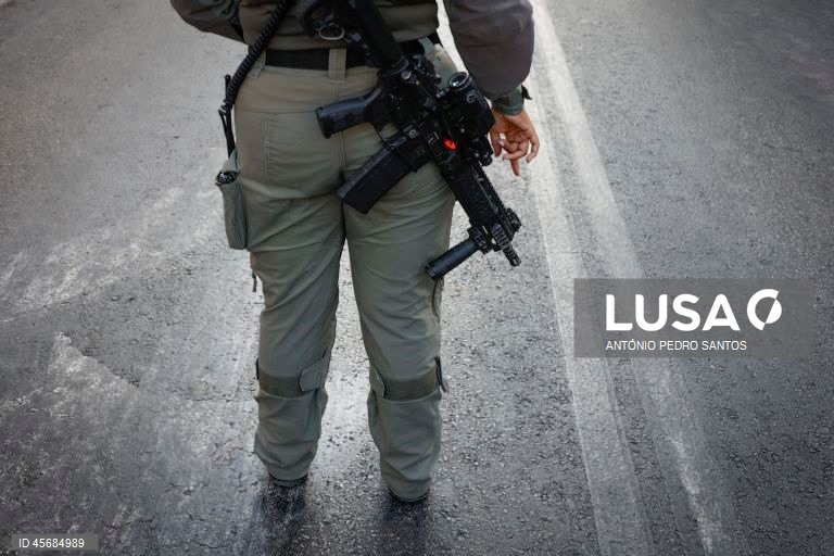Uma militar israelita durante um protesto em frente à casa do primeiro-ministro Benjamin Netanyahu, organizado pelas mães de reféns e soldados, que se acorrentaram e transportaram três caixões vazios, em Jerusalém, Israel, 18 de setembro de 2025. Os três caixões simbolizam o próximo refém que será assassinado devido à pressão militar, o segundo para o seguinte refém falecido devido aos bombardeamentos das Forças de Defesa de Israel (IDF) e o terceiro para o próximo soldado que morrerá na...