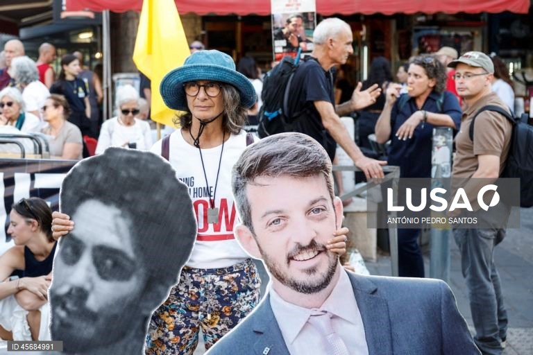 Mães e familiares de reféns e soldados israelitas participam num protesto em frente à casa do primeiro-ministro Benjamin Netanyahu, acorrentando-se e transportando três caixões vazios, em Jerusalém, Israel, 18 de setembro de 2025. Os três caixões simbolizam o próximo refém que será assassinado devido à pressão militar, o segundo para o seguinte refém falecido devido aos bombardeamentos das Forças de Defesa de Israel (IDF) e o terceiro para o próximo soldado que morrerá na "guerra sem sentido"...