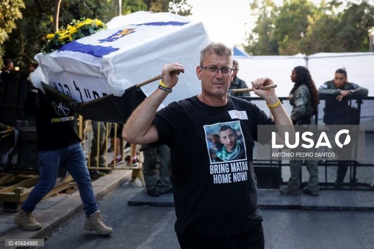 Familiares de reféns e soldados israelitas participa num protesto em frente à casa do primeiro-ministro Benjamin Netanyahu, acorrentando-se e transportando três caixões vazios, em Jerusalém, Israel, 18 de setembro de 2025. Os três caixões simbolizam o próximo refém que será assassinado devido à pressão militar, o segundo para o seguinte refém falecido devido aos bombardeamentos das Forças de Defesa de Israel (IDF) e o terceiro para o próximo soldado que morrerá na "guerra sem sentido" em Gaza....