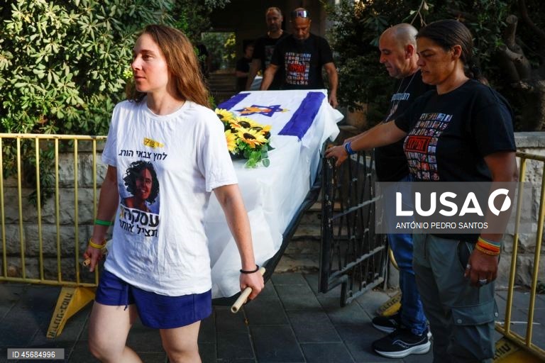 Uma familiar de reféns e soldados israelitas participa num protesto em frente à casa do primeiro-ministro Benjamin Netanyahu, acorrentando-se e transportando três caixões vazios, em Jerusalém, Israel, 18 de setembro de 2025. Os três caixões simbolizam o próximo refém que será assassinado devido à pressão militar, o segundo para o seguinte refém falecido devido aos bombardeamentos das Forças de Defesa de Israel (IDF) e o terceiro para o próximo soldado que morrerá na "guerra sem sentido" em...