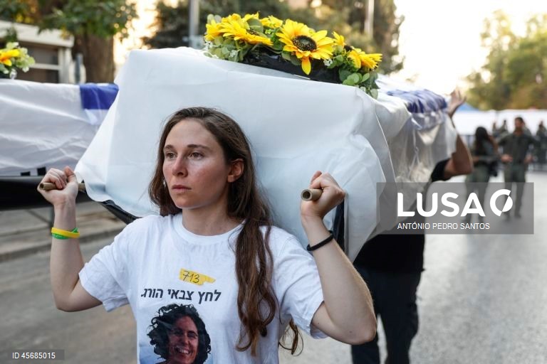 Uma familiar de reféns e soldados israelitas participa num protesto em frente à casa do primeiro-ministro Benjamin Netanyahu, acorrentando-se e transportando três caixões vazios, em Jerusalém, Israel, 18 de setembro de 2025. Os três caixões simbolizam o próximo refém que será assassinado devido à pressão militar, o segundo para o seguinte refém falecido devido aos bombardeamentos das Forças de Defesa de Israel (IDF) e o terceiro para o próximo soldado que morrerá na "guerra sem sentido" em...