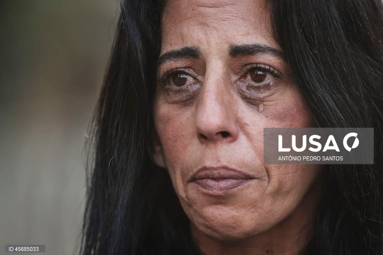 Uma mãe de reféns e soldados israelitas participa num protesto em frente à casa do primeiro-ministro Benjamin Netanyahu, acorrentando-se e transportando três caixões vazios, em Jerusalém, Israel, 18 de setembro de 2025. Os três caixões simbolizam o próximo refém que será assassinado devido à pressão militar, o segundo para o seguinte refém falecido devido aos bombardeamentos das Forças de Defesa de Israel (IDF) e o terceiro para o próximo soldado que morrerá na "guerra sem sentido" em Gaza....