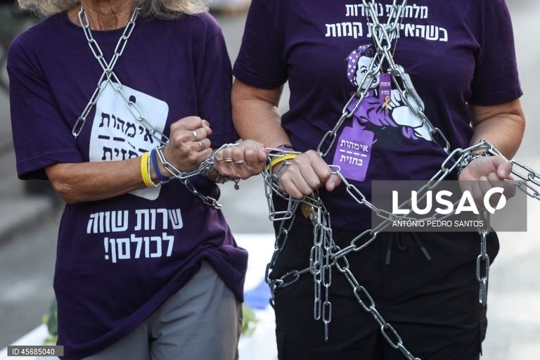 Mães de reféns e soldados israelitas participam num protesto em frente à casa do primeiro-ministro Benjamin Netanyahu, acorrentando-se e transportando três caixões vazios, em Jerusalém, Israel, 18 de setembro de 2025. Os três caixões simbolizam o próximo refém que será assassinado devido à pressão militar, o segundo para o seguinte refém falecido devido aos bombardeamentos das Forças de Defesa de Israel (IDF) e o terceiro para o próximo soldado que morrerá na "guerra sem sentido" em Gaza....