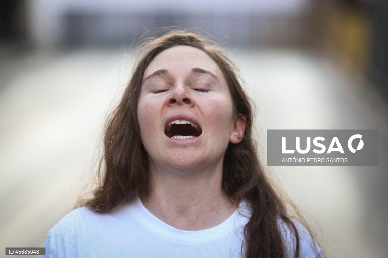 Uma familiar de reféns e soldados israelitas participa num protesto em frente à casa do primeiro-ministro Benjamin Netanyahu, acorrentando-se e transportando três caixões vazios, em Jerusalém, Israel, 18 de setembro de 2025. Os três caixões simbolizam o próximo refém que será assassinado devido à pressão militar, o segundo para o seguinte refém falecido devido aos bombardeamentos das Forças de Defesa de Israel (IDF) e o terceiro para o próximo soldado que morrerá na "guerra sem sentido" em...