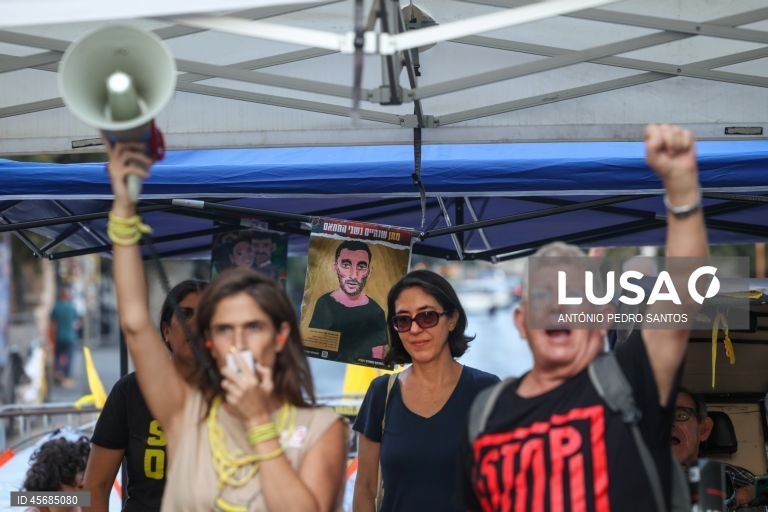 Familiares de reféns e soldados israelitas protestam em frente à casa do primeiro-ministro Benjamin Netanyahu, acorrentando-se e transportando três caixões vazios, em Jerusalém, Israel, 18 de setembro de 2025. Os três caixões simbolizam o próximo refém que será assassinado devido à pressão militar, o segundo para o seguinte refém falecido devido aos bombardeamentos das Forças de Defesa de Israel (IDF) e o terceiro para o próximo soldado que morrerá na "guerra sem sentido" em Gaza. ANTÓNIO PEDRO...