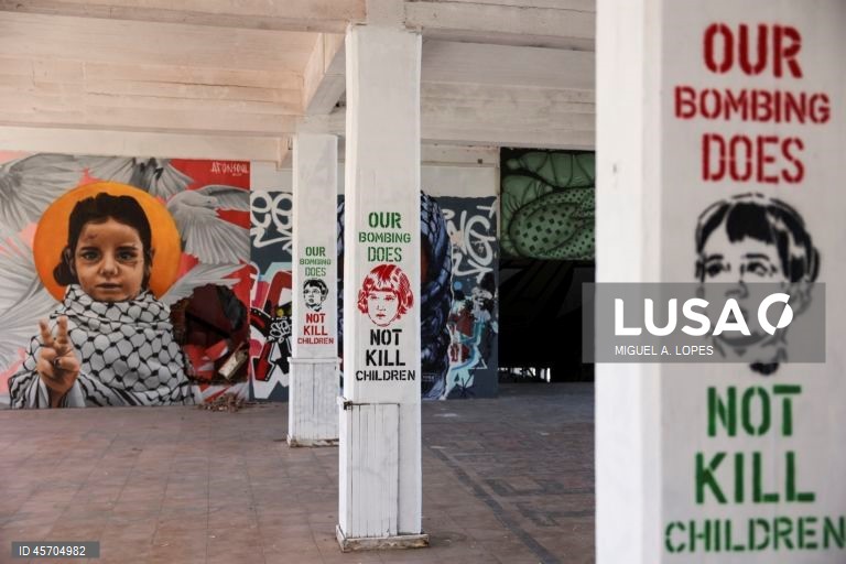 Visita à Red Zone Gallery, uma "galeria" de arte pública dedicada à Palestina, que está a ser criada num espaço abandonado na Póvoa de Santo Iria, 17 de setembro de 2025. (ACOMPANHA TEXTO DE 26 DE SETEMBRO DE 2025). MIGUEL A. LOPES/LUSA