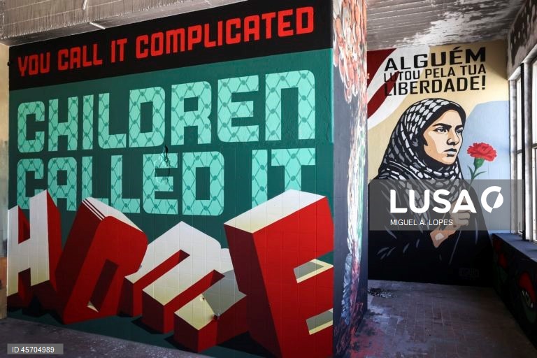 Visita à Red Zone Gallery, uma "galeria" de arte pública dedicada à Palestina, que está a ser criada num espaço abandonado na Póvoa de Santo Iria, 17 de setembro de 2025. (ACOMPANHA TEXTO DE 26 DE SETEMBRO DE 2025). MIGUEL A. LOPES/LUSA