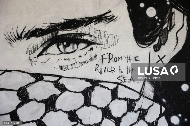 Visita à Red Zone Gallery, uma "galeria" de arte pública dedicada à Palestina, que está a ser criada num espaço abandonado na Póvoa de Santo Iria, 17 de setembro de 2025. (ACOMPANHA TEXTO DE 26 DE SETEMBRO DE 2025). MIGUEL A. LOPES/LUSA