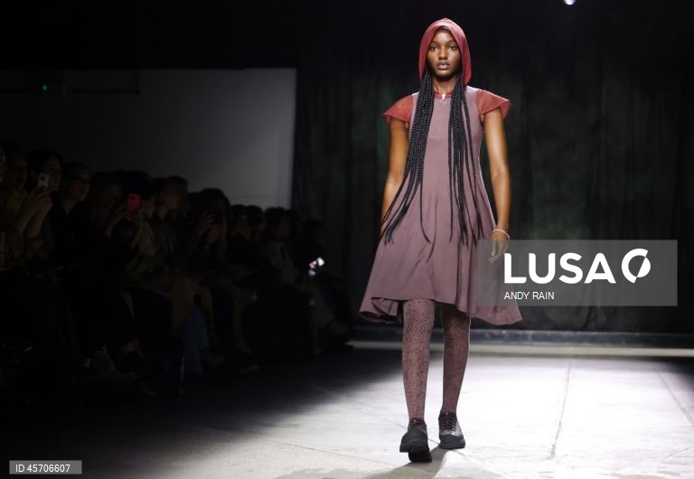 London Fashion Week SS26 - Desfile Charlie Constantinou