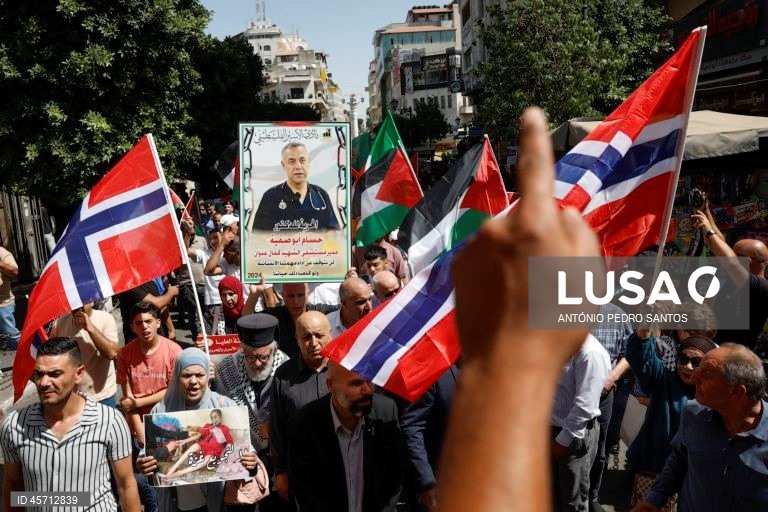 Manifestantes protestam pelo fim da guerra em Gaza e como forma de agradecimento a vários países pelo reconhecimento do Estado da Palestina, entre os quais Portugal, em Ramallah, Cisjordânia, 23 de setembro de 2025. ANTÓNIO PEDRO SANTOS/LUSA