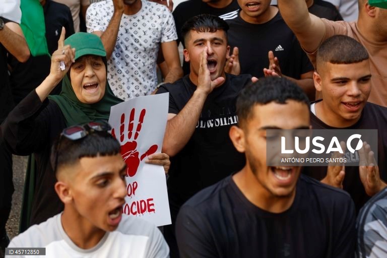 Manifestantes protestam pelo fim da guerra em Gaza e como forma de agradecimento a vários países pelo reconhecimento do Estado da Palestina, entre os quais Portugal, em Ramallah, Cisjordânia, 23 de setembro de 2025. ANTÓNIO PEDRO SANTOS/LUSA