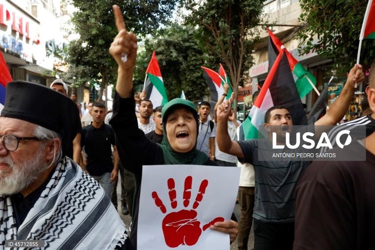 Manifestantes protestam pelo fim da guerra em Gaza e como forma de agradecimento a vários países pelo reconhecimento do Estado da Palestina, entre os quais Portugal, em Ramallah, Cisjordânia, 23 de setembro de 2025. ANTÓNIO PEDRO SANTOS/LUSA