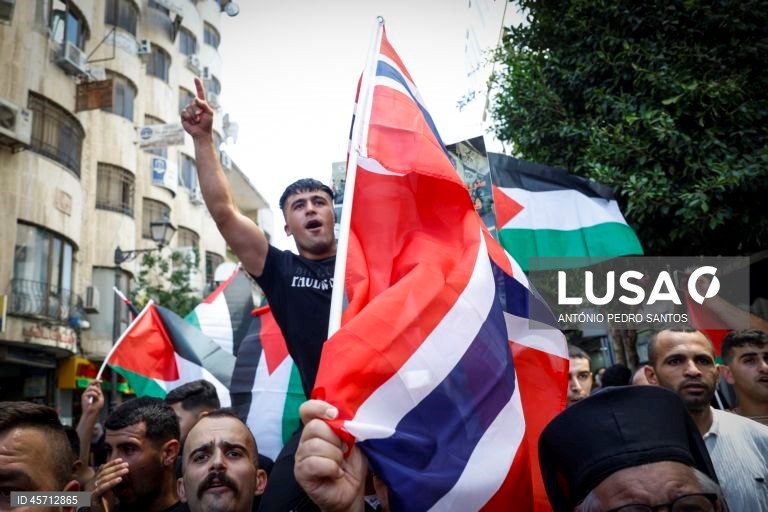 Manifestantes protestam pelo fim da guerra em Gaza e como forma de agradecimento a vários países pelo reconhecimento do Estado da Palestina, entre os quais Portugal, em Ramallah, Cisjordânia, 23 de setembro de 2025. ANTÓNIO PEDRO SANTOS/LUSA