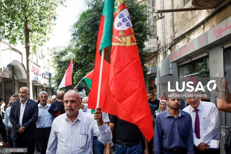 Um manifestante carrega a bandeira de Portugal durante um protesto pelo fim da guerra em Gaza e como forma de agradecimento a vários países pelo reconhecimento do Estado da Palestina, entre os quais Portugal, em Ramallah, Cisjordânia, 23 de setembro de 2025. ANTÓNIO PEDRO SANTOS/LUSA