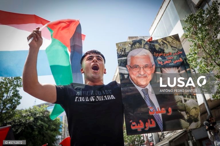 Manifestantes protestam pelo fim da guerra em Gaza e como forma de agradecimento a vários países pelo reconhecimento do Estado da Palestina, entre os quais Portugal, em Ramallah, Cisjordânia, 23 de setembro de 2025. ANTÓNIO PEDRO SANTOS/LUSA