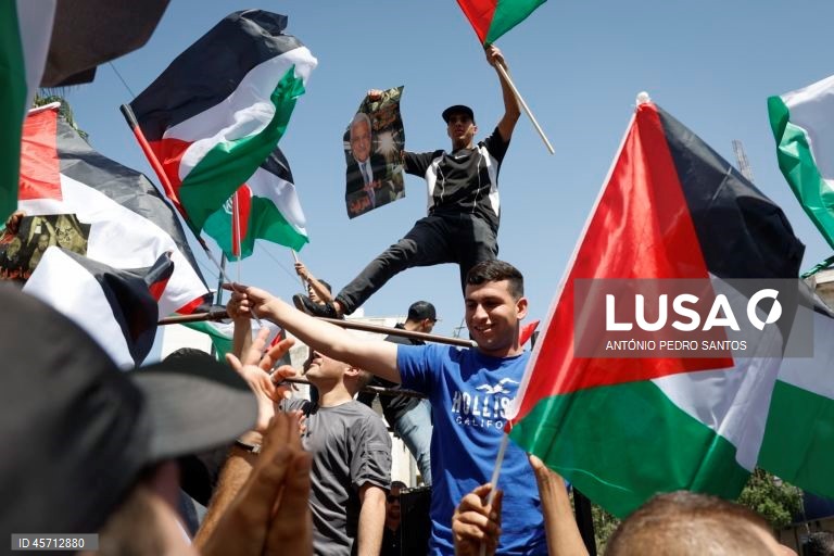 Manifestantes protestam pelo fim da guerra em Gaza e como forma de agradecimento a vários países pelo reconhecimento do Estado da Palestina, entre os quais Portugal, em Ramallah, Cisjordânia, 23 de setembro de 2025. ANTÓNIO PEDRO SANTOS/LUSA