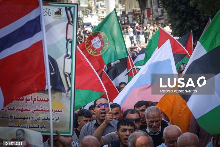 Manifestantes protestam pelo fim da guerra em Gaza e como forma de agradecimento a vários países pelo reconhecimento do Estado da Palestina, entre os quais Portugal, em Ramallah, Cisjordânia, 23 de setembro de 2025. ANTÓNIO PEDRO SANTOS/LUSA