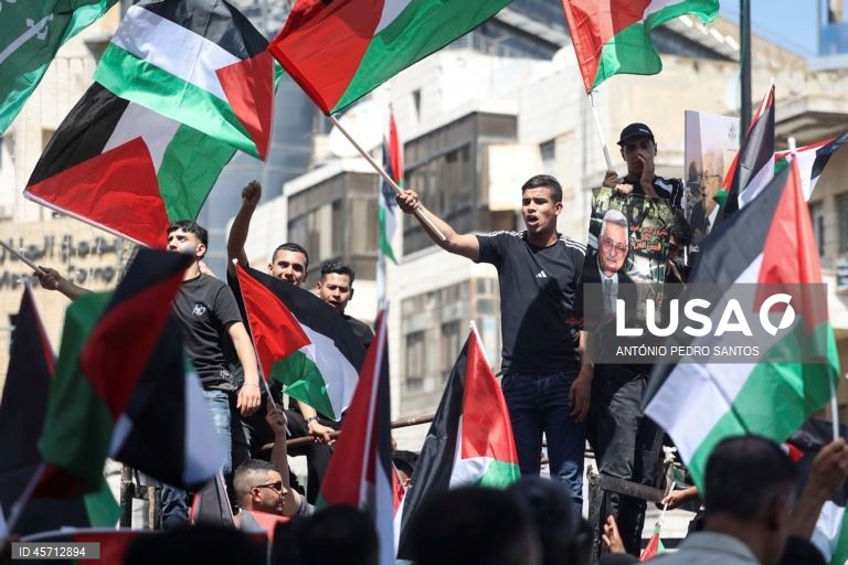 Manifestantes protestam pelo fim da guerra em Gaza e como forma de agradecimento a vários países pelo reconhecimento do Estado da Palestina, entre os quais Portugal, em Ramallah, Cisjordânia, 23 de setembro de 2025. ANTÓNIO PEDRO SANTOS/LUSA