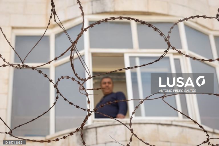 Um homem olha pela janela na cidade de Ramallah, Cisjordânia, 23 de setembro de 2025. ANTÓNIO PEDRO SANTOS/LUSA

